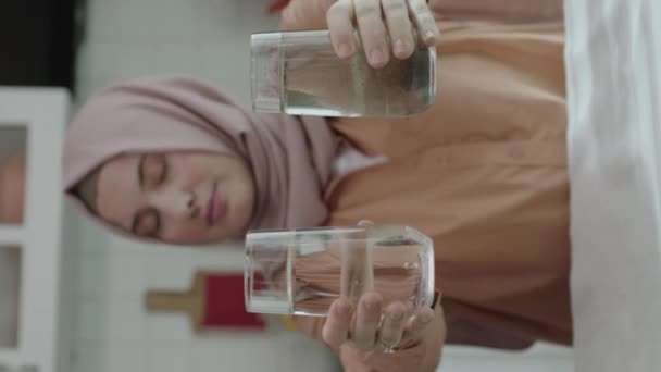 Muselman Hijab Klädd Kvinna Hijab Håller Smutsig Glas Ena Hand — Stockvideo