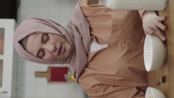 Feliz Musulmán Vestido Con Hiyab Sentado Casa Mesa Cocina Vertiendo — Vídeo de stock