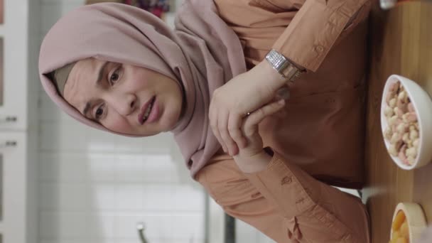 Egy Hidzsábos Fiatal Zöldbabot Tisztít Miközben Anyósával Cseveg Egy Modern — Stock videók