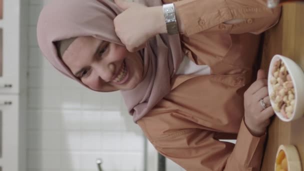 Una Joven Hiyab Limpia Judías Verdes Mientras Conversa Con Suegra — Vídeo de stock