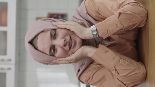 Modern Mutfakta Kameraya Gülümseyen Genç Tesettürlü Kadını Portresi Dikey Hikaye — Stok video