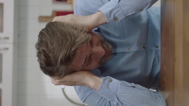 Olycklig Deprimerad Man Stressad Från Jobbet Orolig Hjärta Ung Man — Stockvideo