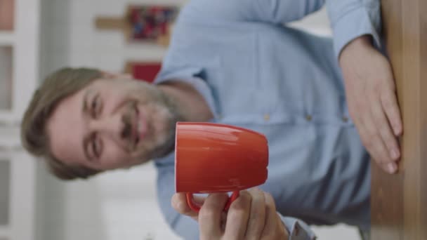 Portrét Spokojeného Muže Který Pije Čaj Kávu Kuchyni Atraktivní Muž — Stock video