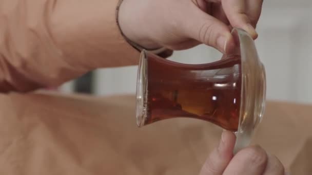 洒好的饮料要小心 将茶倒在地上 — 图库视频影像