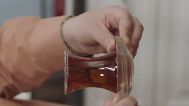 Dikkatlice Dökülmüş Içecek Çayı Yere Döküyorum Konuğuna Türk Çayı Ikram — Stok video