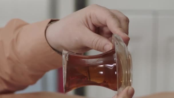 Verschüttetes Getränk Vorsichtig Den Tee Auf Den Boden Gießen Hände — Stockvideo