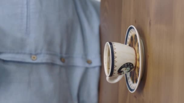 在家里喝咖啡的人把咖啡洒了 这个人尽量不洒咖啡 — 图库视频影像