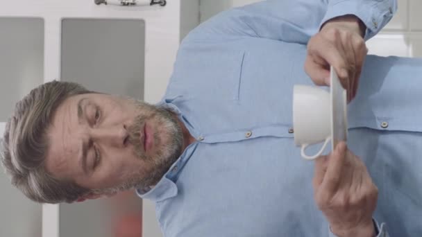 在家里喝咖啡的人把咖啡洒了 这个人尽量不洒咖啡 — 图库视频影像