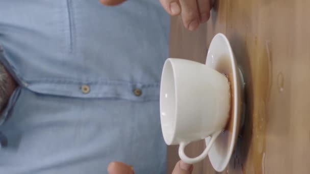 男人在家里喝咖啡 男人的咖啡洒了 把咖啡洒了的男人很不高兴 — 图库视频影像