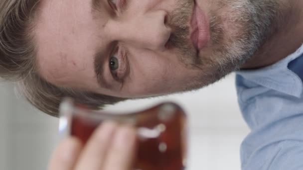 Genç Bir Adamın Çay Bitki Çayı Deneyimi Çok Etkileyiciydi Mutfakta — Stok video