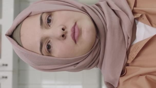 Женщина Хиджабе Крадет Экран Мобильного Телефона Пальцами Кухне Несфокусированная Женщина — стоковое видео