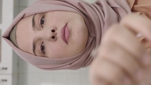 Kobieta Hijab Przesuwając Ekran Telefonu Komórkowego Palcami Kuchni Widok Kamery — Wideo stockowe