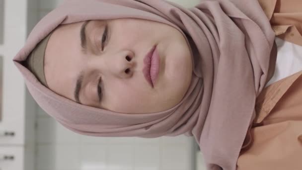 Hijab 손가락으로 핸드폰 화면을 클릭합니다 프런트 카메라 기술입니다 무집중력 여성보이지 — 비디오