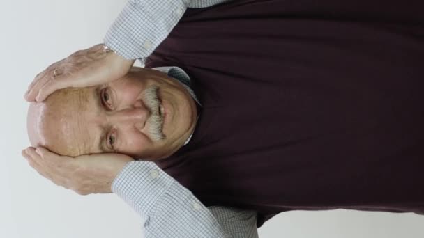 Portrét Starého Muže Držícího Hlavu Rukama Který Dostává Špatné Zprávy — Stock video