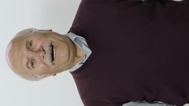Śmiejący Się Staruszek Studio Portret Staruszka Odizolowanego Białym Tle Staruszek — Wideo stockowe