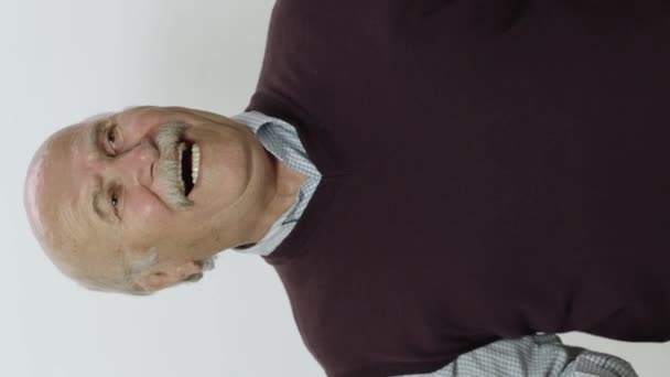 面白い老人笑い 白人の背景に隔離された老人のスタジオの肖像画 老人は非常に満足しています 大声で笑って — ストック動画