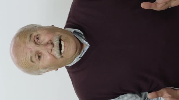 Студийный Портрет Старика Белом Фоне Старик Чувствует Тревожное Страшное Напряжение — стоковое видео