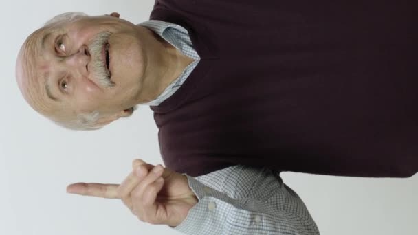 Öregember Ujjal Mutat Képernyő Tetején Lévő Hirdetési Nyílásra Stúdió Portré — Stock videók