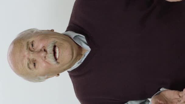 Retrato Estudio Del Anciano Aislado Sobre Fondo Blanco Retrato Personas — Vídeos de Stock