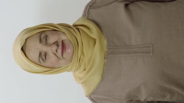Mulher Sênior Feliz Hijab Mulher Sênior Dos Anos Sorrindo Olhando — Vídeo de Stock