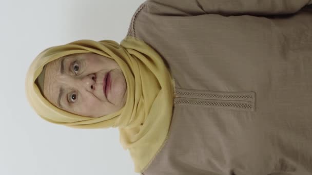 Velha Assustada Casa Dos Anos Com Hijab Retrato Uma Velha — Vídeo de Stock
