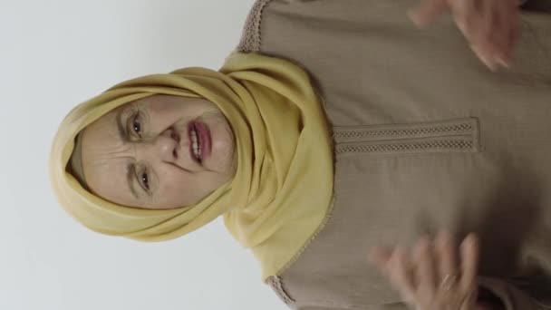Verwirrt Und Scheu Den Peinlichen Inhalt Anzusehen Alte Dame Schönem — Stockvideo