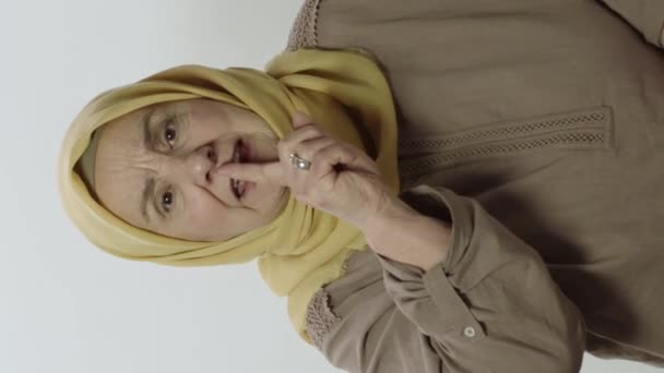 Ηλικιωμένη Γυναίκα Χιτζάμπ Στο Στούντιο Απομονωμένη Λευκό Φόντο Ηλικιωμένη Γυναίκα — Αρχείο Βίντεο