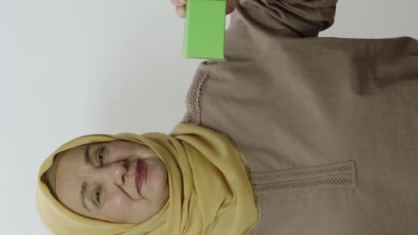Ηλικιωμένη Γυναίκα Χιτζάμπ Στο Στούντιο Απομονωμένη Λευκό Φόντο Ηλικιωμένη Γυναίκα — Αρχείο Βίντεο