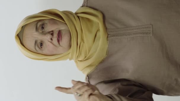 Sevecen Bir Kadın Parmaklarıyla Işaret Ediyor Başörtülü Mutlu Yaşlı Kadın — Stok video