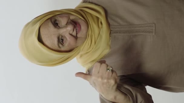 Joyeux Vieux Femme Hijab Montrant Pouces Vers Haut Montrant Que — Video