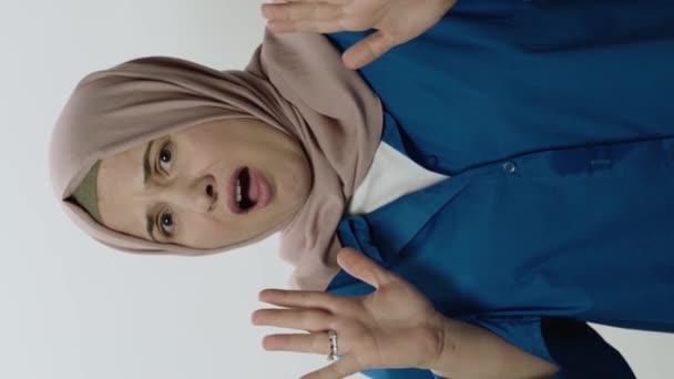 Sorglig Omtänksam Ung Kvinna Hijab Rädd Kvinna Poserar Studio Porträtt — Stockvideo