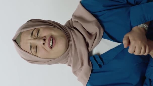 Triste Insatisfecha Enojada Hijab Joven Mujer Diciendo Que Está Pasando — Vídeos de Stock