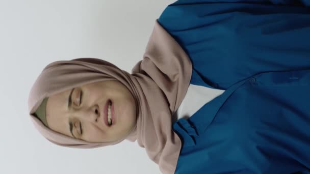 Triste Insatisfecha Enojada Hijab Joven Mujer Diciendo Que Está Pasando — Vídeo de stock