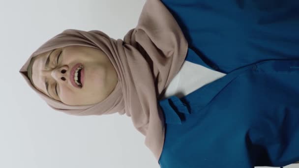 Traurige Junge Frau Hijab Ist Afraid Woman Posiert Studio Porträt — Stockvideo