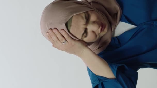 Wściekła Sfrustrowana Młoda Kobieta Hidżabie Boi Się Kobieta Pozująca Studio — Wideo stockowe