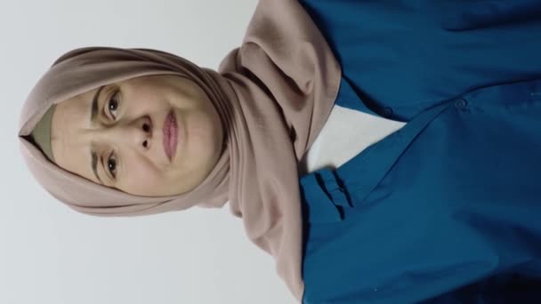 Vamos Error Mujer Hiyab Advierte Con Gesto Dedo Dice Que — Vídeo de stock