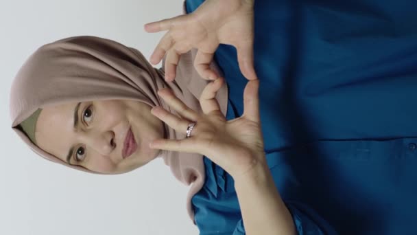 Kochający Ludzie Romans Koncepcja Walentynki Miling Hidżab Kobieta Podejmowania Serca — Wideo stockowe