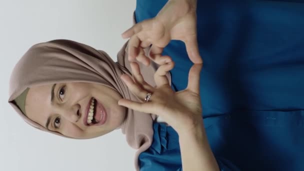 Liefdevolle Mensen Romantiek Valentijnsdag Concept Glimlachende Hijab Vrouw Maken Hart — Stockvideo