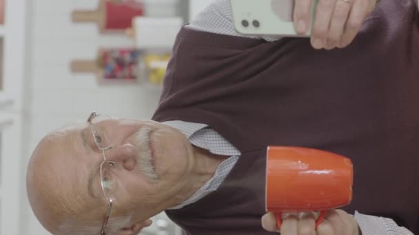 Alter Mann Verbringt Zeit Mit Seinem Smartphone Während Hause Kaffee — Stockvideo
