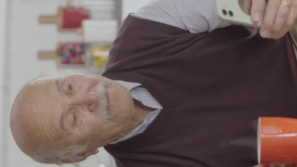 Das Konzept Der Technologienutzung Älteren Menschen Alter Mann Schaut Lustige — Stockvideo