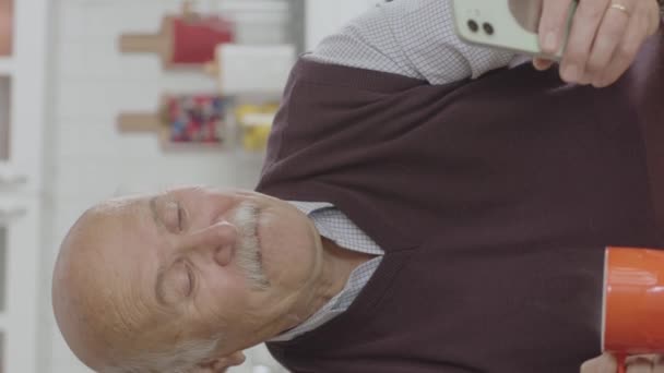 Concepto Uso Tecnología Anciano Anciano Viendo Videos Divertidos Teléfono Inteligente — Vídeos de Stock