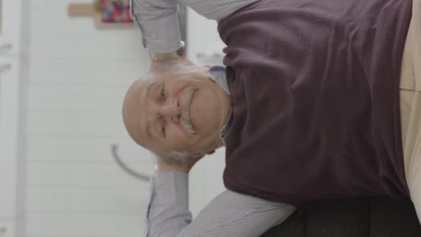 Retrato Del Anciano Feliz Hogar Pacífico Anciano Cayendo Sillón Apretando — Vídeos de Stock