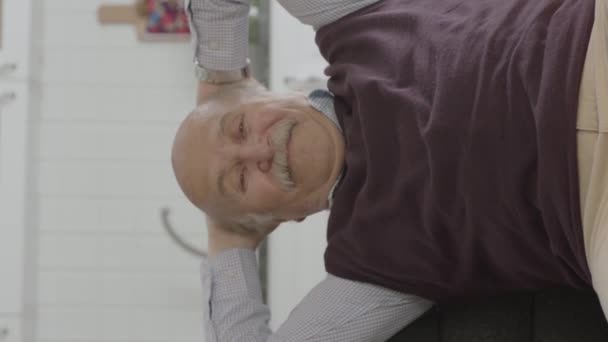 Πορτρέτο Του Ευτυχισμένου Γέρου Στο Ήσυχο Σπίτι Του Ηλικιωμένος Άνδρας — Αρχείο Βίντεο