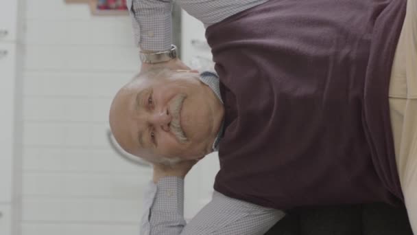 Portret Szczęśliwego Staruszka Jego Spokojnym Domu Starszy Mężczyzna Upadający Fotel — Wideo stockowe