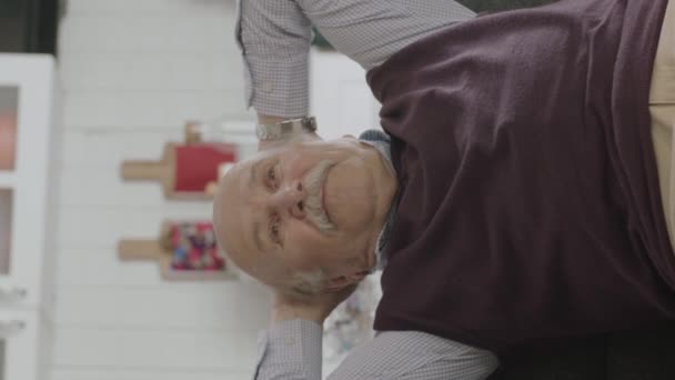 穏やかな家で幸せな老人の肖像画 アームチェアに眠り 彼の平和的な家で彼の頭の後ろに彼の手を握りしめ高齢者 垂直物語のためのビデオ — ストック動画