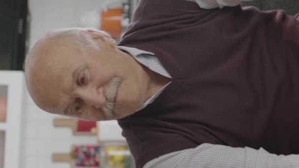 Älterer Mann Der Nachdenklich Und Traurig Hause Oder Pflegeheim Sitzt — Stockvideo