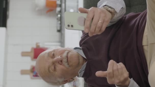 Anciano Marca Número Teléfono Inteligente Anciano Envía Sms Teléfono Móvil — Vídeos de Stock