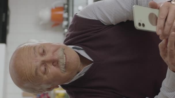 Anciano Que Enojó Con Mensaje Que Vio Celular Anciano Está — Vídeos de Stock
