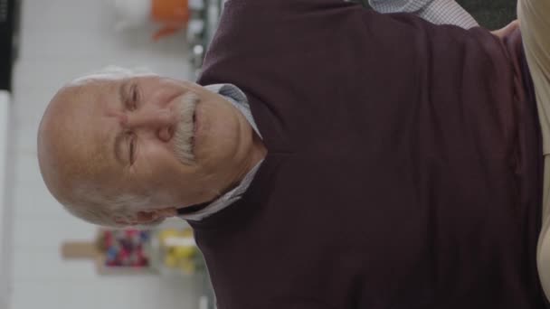 Rücken Und Rückenschmerzen Alter Gesundheitliche Probleme Älterer Mann Sitzt Hause — Stockvideo