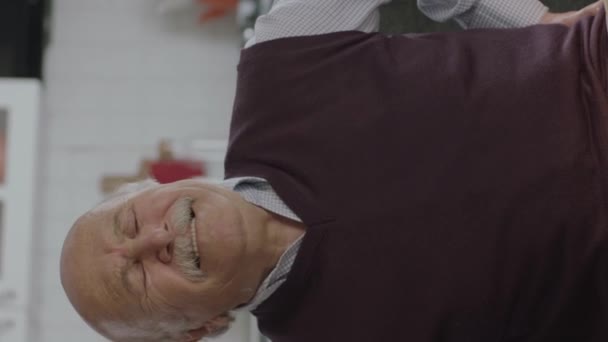 老年时背痛和腰痛 健康问题的概念 老年人坐在客厅沙发上 长期背痛 垂直故事录像 — 图库视频影像